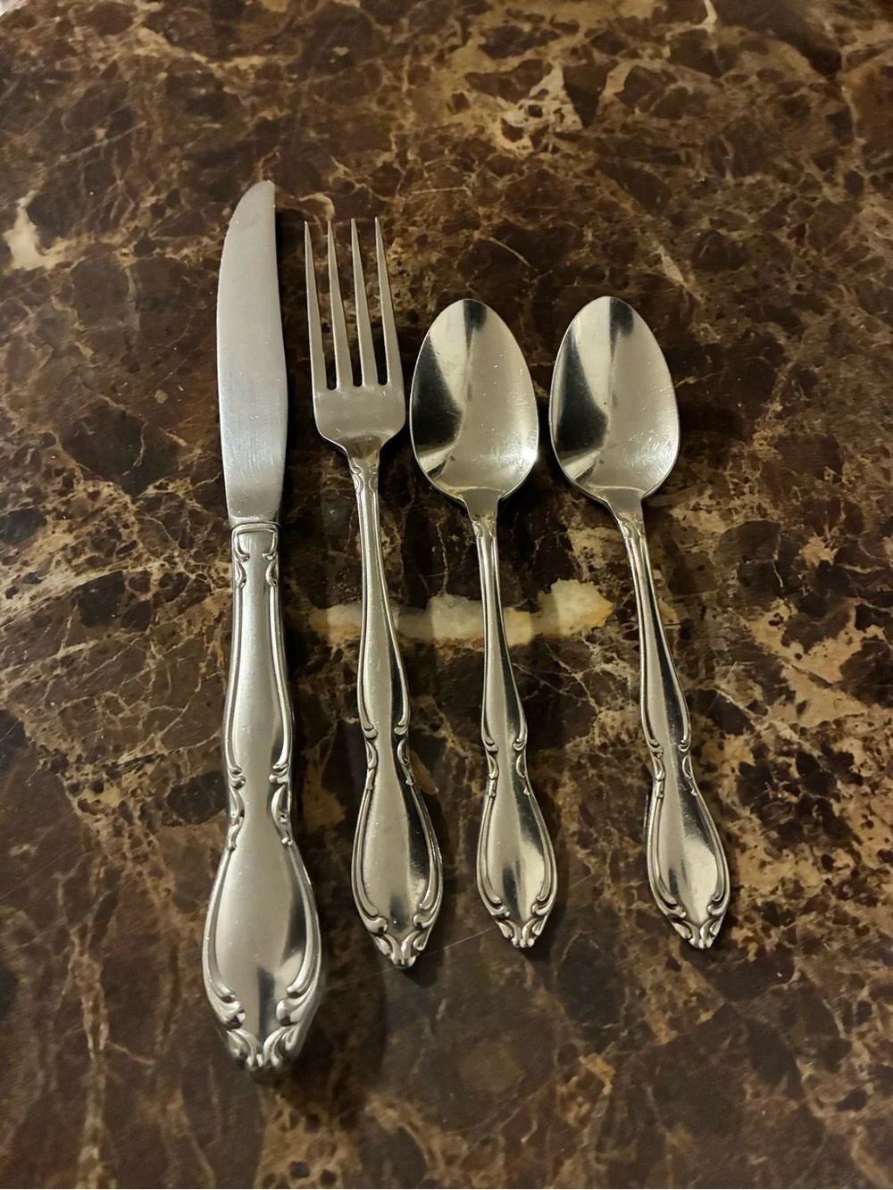 Oneida Strathmore Silver-Tone 4-Piece Flatware Set Teaspoons Dinner Knife Fork